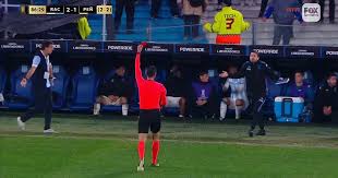 ¡Rojo Caliente! Expulsión Insólita y Gol Polémico en Racing vs. Peñarol