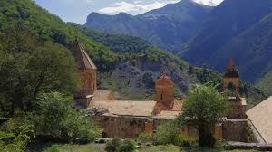 Aceasta poezie este de inspiratie populara, nascuta din discutia intamplatoare a doi tarani: Vartan Chalikian Noi Vrem PÄƒmant Araratonline Com