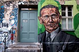 Es besteht aus ausstellungsräumen, wie der galerie neurotitan, dem anne frank zentrum, dem museum blindenwerkstatt otto weidt, dem kino central sowie ateliers und büros. Haus Schwarzenberg Street Art Alley In Berlin Mitte