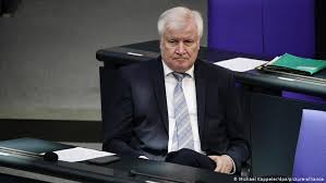 Der minister sei positiv auf das virus getestet worden und befinde sich aktuell in häuslicher isolation. Seehofer Zahl Der Asylantrage Um Knapp Ein Drittel Gesunken Aktuell Deutschland Dw 10 01 2021