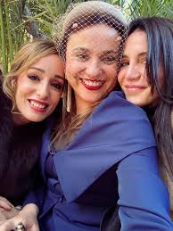 Buenos días! Ver esta foto de los preparativos de Aida me ha hecho sonreír  y un pellizquito en el ❤️! Feliz jueves queridos todos los que nos seguís  por aquí ; os