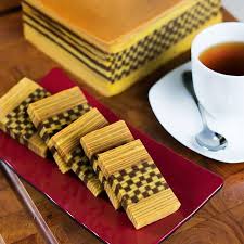 Inilah kesan yang selalu didapatkan oleh setiap mereka yang membeli kue di holland. Holland Bakery