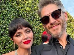 Christina Ricci revela como escapou de pai violento na infância: 'Ele era  um líder de culto fracassado'