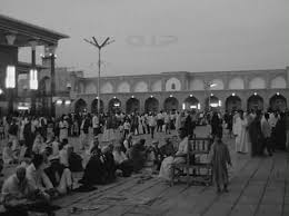 العراق بغداد المصلين في انتظار نداء الصلاة في باحة مسجد ومرقد الامام موسى الكاظم في الكاظمية في ١٩٧٧ المصليتويتر Street View Scenes Baghdad