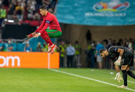 독일, 잉글랜드, 스페인, 이탈리아 등에 있는 클럽이 그에게 관심을 보이고 있어. 쉬크의 앞엔 위대한 미래가 있어. Uh11uoqfeazqnm