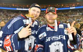 Jimmy Sharrow Und Mads Christensen Beide Wechselten 2010 Zu Den Eisbaren Eisbaren Berlin Eishockey Deutscher Meister