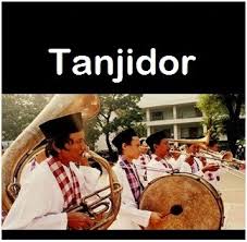 Alat musik ini dibuat dari bambu, dibunyikan dengan cara digoyangkan (bunyi disebabkan oleh benturan badan pipa bambu) sehingga menghasilkan bunyi yang bergetar dalam susunan nada 2, 3, sampai 4 nada dalam setiap ukuran, baik besar maupun kecil. Tanjidor Di Lpmp Dki Jakarta Lpmp Dki Jakarta