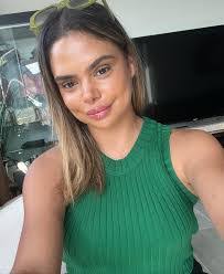 Samantha Harris's Instagram, Twitter & Facebook