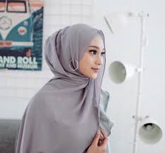 Bisa juga dengan kerudung model segitiga sederhana yang cuma butuh satu peniti di bawah dagu. 25 Tutorial Hijab Pashmina Dan Rekomendasi Produk Yang Bermutu Updated 2021 Bukareview