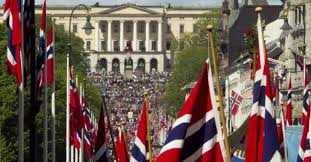 Flagget er trykket på strikket polyester, pinnen i tre. Slik Feirer Du Kronisk Norsk 17 Mai Vredens Gnag