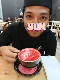 Abam kita seru hampa semua Oii, pi mana tak mai pekena HOT RED VELVET lagi  🤤 Kalut nak boh gambaq dia dalam ni, sampai tumpah herot habis semua 🤣  Tak apalah Abam,