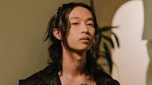 Thomas Djorghi Rayakan 37 Tahun Berkarya dengan Rilis Ulang Lagu Umpan  Cinta