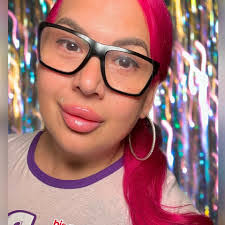 Monique Charette's Instagram, Twitter & Facebook