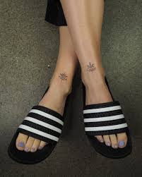 Lara Jurkoweit Sur Instagram A La Main Pour Lara Fait A Cocoschwarz Handpoke Ornament Lara Maju Sur Instagram Mai Bohem Dovme Dovme Sanatcilari Dovme