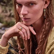 Edith Ring's Instagram, Twitter & Facebook