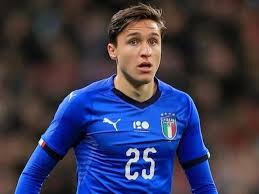 Maglia ufficiale puma da bambino, modello da allenamento della nazionale italiana di colore verde e blu ispirata al rinascimento kit. Federico Chiesa Primo Piano Maglia Nazionale Italia Gazzaviola