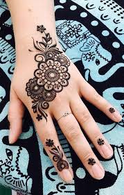 Her art was absolutely beautiful,…. Arte Decorativo Henna Tattoo Semplici