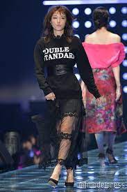 画像4 4 木下優樹菜 スリットから美脚チラリ 親子コーデにも注目集まる 木下優樹菜 変な服 モデル