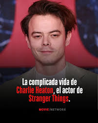 La vida de Charlie Heaton no siempre fue tan estable como parece hoy. 🎬😱  Antes de convertirse en Jonathan Byers en Stranger Things, Charlie tocaba  la batería en una banda de rock