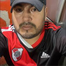 BOTES “INFORMALES” RECUPERAN ARTÍCULOS DE CONTENEDORES QUE CAYERON DE BUQUE  MERCANTE Decenas de botes salieron al mar para poder "recuperar" algunos  productos de los contenedores. Dato: Para conocimiento toda esa carga tiene