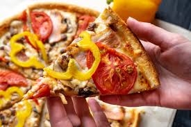 Tous vos convives vous donneront le surnom de miss pizza ! Pizza Aux Saucisses Tomate Fromage Olives Et Poivron Photo Gratuite