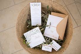 Mediterraner Hochzeitsstil Olive Trifft Erdige Terrakottatone Fraulein K Sagt Ja Hochzeitsblog Mediterrane Hochzeit Papeterie Hochzeit Und Einladungen Hochzeit