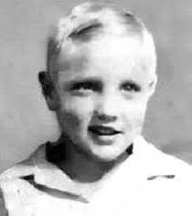 Childhood Elvis Even As A Young Child He Still Had The Lip Thing Going On Elvis Presley Elvis Young Elvis