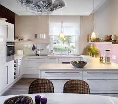 Der Dezent Zuruckhaltende Sandfarbton Lasst Sich Mit Vielen Farbtonen Kombinieren Auch In Der Kuche Schoner Wohnen Haus Kuchen Wohnung Kuche Moderne Kuche