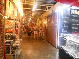 Batu ferringhi terletak di pinggiran kota george town, penang malaysia. Pasar Malam Batu Feringgi