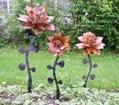 There are many ways to decorate a garden. Metal Garden Flowers Metal Flowers Garden Metal Flowers Flower Art