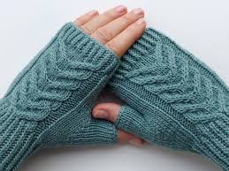 Unsere einfachen stulpen im bundmuster stricken sich fast von allein. Stulpen Stricken Handstulpen Zopfmuster