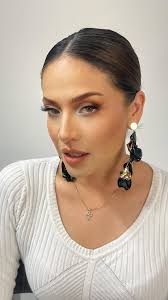 ¿Lista para robar miradas?, Este look lo tiene TODO: piel glowy, ojos  intensos y labios definidos… el combo perfecto para verte poderosa sin  esfuerzo., Ideal para una cita, una sesión de fotos o ...