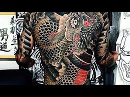 Foto yang memperlihatkan tato dan kelingking tangannya yang hilang diunggah seorang warga lokal menjadi petunjuk polisi jepang. Seni Tattoo Yakuza Youtube