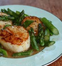 Sea Scallops With Asparagus And White Wine Sauce Easy Scallop Recipes Scallop Recipes Scallop Recipes Healthy