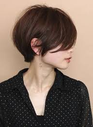 アッシュ アッシュブラウン 栗色 マロン関連のショートボブヘアです ジャマな前髪が 大人の女性感 を引き出してくれる ショートボブスタイルです 長めの前髪だからこそできる 大人フェミニンショート です カラー パーマ 細かい長さなどは要相談で お客様