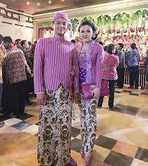 Model baju perta di atas memang sengaja saya berikan gambarnya khusus wanita karena memiliki banyak motif, model, warna yang berfariasi. 43 Model Baju Muslim Pesta 2021 Modern Elegan Model Baju Muslim Kebaya Modern Model Baju Muslim Kebaya Modern