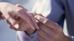 Cincin yang bertengger di jari manis sepasang suami istri melambangkan komitmen antara dua belah pihak yang. 87 Gambar Tangan Yang Ada Cincin Tunangan Terlihat Keren Gambar Pixabay