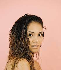 Both men and women are after getting a wet hair look without spritz the hair with a shine mist if you wish to make the hairstyle more glamorous. How To Achieve The Wet Look With Naturally Curly Hair Naturallycurly Com Naturallycurly Com