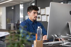 Someone who has a job at a low level within an organization: Welche Aufgaben Ubernimmt Ein Junior Art Director