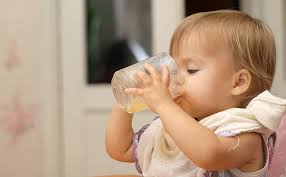 Da kuhmilch (auch fettarme milch) im verhältnis zu muttermilch/anfangsmilch sehr viel eiweiß enthält, sollte dein baby ab beikostreife sehr langsam an milch/milchprodukte herangeführt werden. Diese Getranke Kann Das Baby Nach Der Muttermilch Trinken