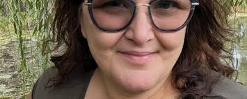 Lois Clifford's Instagram, Twitter & Facebook