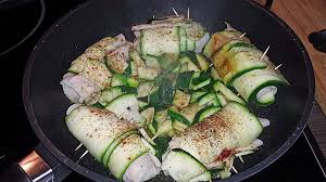 Zucchini Putenbrust Rollchen Mit Feta Von Habirali Chefkoch Rezepte Rezepte Mit Feta Essen