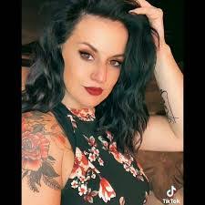 Joni Graves's Instagram, Twitter & Facebook