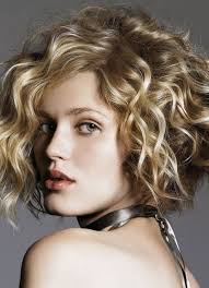 Tra ricci e onde lo styling ideale per dare volume ai capelli con eleganza. Stili Di Taglio Di Capelli Corti Ricci