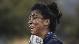 Και οι τρεις εμφάνισαν αναπνευστικά προβλήματα λόγω των καπνών. Fwtia Sthn Anabysso Sygklonistikes Fwtografies H Hrwida Poy Edwse Maxh Me Tis Floges