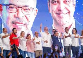 Acompañando al presidente Luis Abinader que sigue 4 años, en el Pabellón de  Voleibol del Centro Olímpico para sellar juntos el triunfo en la capital.  ¡Lo mejor está por venir! #PARTIDOMODA #SOMOSPARTIDOMODA #