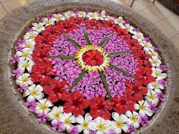 Flowers Arranged In Bowl Of Water Traditional Decoration For Auspiciousness Loved Pinne Flower Decorations Flower Centerpieces Flower Centerpieces Wedding