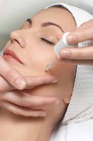 Die inhaltsstoffe lassen sich in der richtigen konzentration nur in einem chemielabor herstellen und können nicht zuhause in der küche extrahiert, verestert oder anderweitig gewonnen werden. Chemisches Peeling Fur Eine Gesunde Feinporige Haut