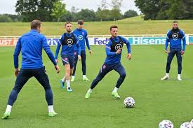 Peraturan sepak bola tersebut, secara rinci terdiri dari puluhan hal tentang tendangan bebas diberikan apabila tim lawan melakukan pelanggaran terhadap salah satu pemain di tim kita. Umpan Pendek Dalam Sepak Bola Teknik Dan Keunggulannya Halaman All Kompas Com