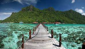 Pantai ini memiliki pasir yang putih air laut super jernih dan yang paling menarik perhatian wisatawan yang datang adalah pemandangan matahari terbenamnya yang super cantik. Gila 15 Tempat Menarik Di Malaysia Tapi Macam Overseas